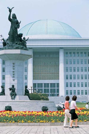 17대 국회는 자유와 평화를 향한 국민의 소박한 바람을 잊지 말아야 한다. 